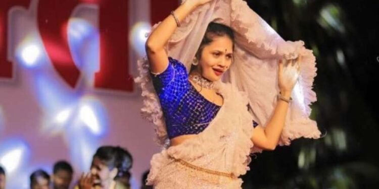 गौतमीचा कार्यक्रम सुरु असताना सापाची एन्ट्री, अनर्थ टळला पण तरुणांचा धिंगाणा आवरताना पोलिसांची दमछाक!