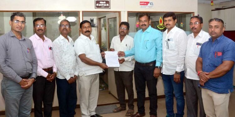 अहमदनगर : गरजेच्या वेळी कर्ज प्रकरणाला विलंब करणारा निर्णय तातडीने मागे घेण्याची मागणी