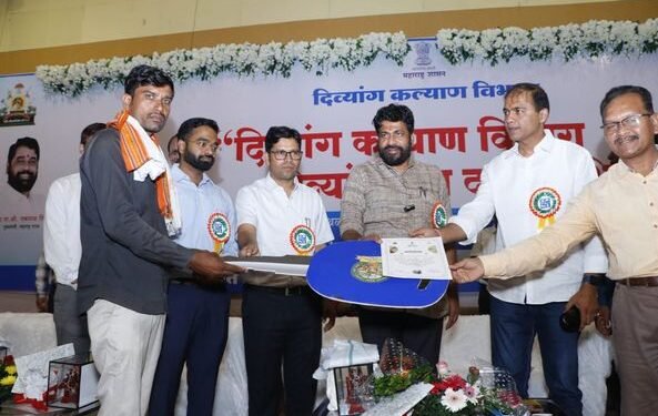 प्रशासनाने सेवाभावनेतून दिव्यांगांसाठी काम केले पाहिजे – बच्चू कडू