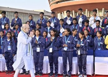 नक्षलवादाचे उच्चाटन करण्यात आदिवासी युवकांनी महत्त्वाची भूमिका बजावावी – अमित शाह