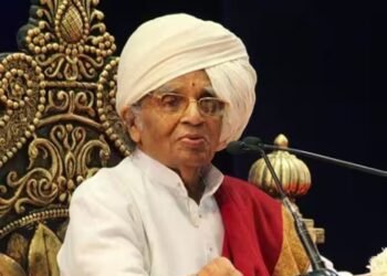 बाबा महाराज सातारकरांच्या अंत्यदर्शनानंतर देवेंद्र फडणवीसांकडून कुटुंबियांचं सांत्वन