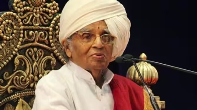 बाबा महाराज सातारकरांच्या अंत्यदर्शनानंतर देवेंद्र फडणवीसांकडून कुटुंबियांचं सांत्वन