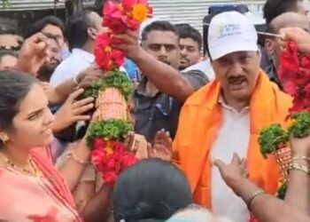 आमराईमध्ये दादांचे स्वागत करताना स्थानिक महिलांच्या तक्रारी, अजितदादांचा झटकन निर्णय, फटक्यात काम