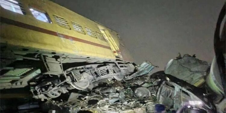 आंध्रप्रदेशच्या विजयनगरमध्ये 2 ट्रेन धडकल्या, 10 जण जखमी….