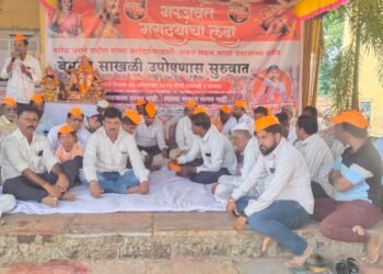 सोलापूरातील वडाळा येथे बेमुदत साखळी उपोषणाला सुरुवात