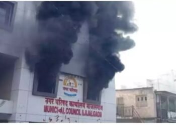 बीडमध्ये मराठा आंदोलनाला हिंसक वळण; नगर परिषद जाळली…