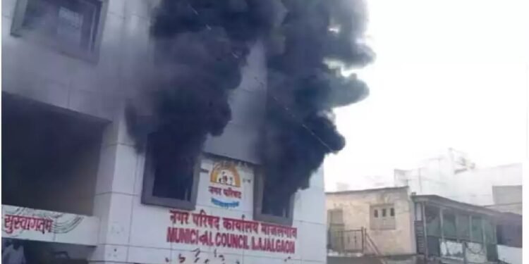 बीडमध्ये मराठा आंदोलनाला हिंसक वळण; नगर परिषद जाळली…