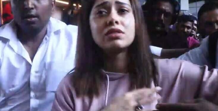 युद्धभूमी इस्त्रायलहून नुसरत भरुचा मुंबईत परतली, विमानतळावर नेमकं काय घडलं ?