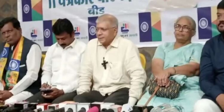 उद्धव ठाकरेंसोबत युती, पंकजा मुंडे बहुजनांच्या नेत्या? प्रकाश आंबेडकर स्पष्टच बोलले