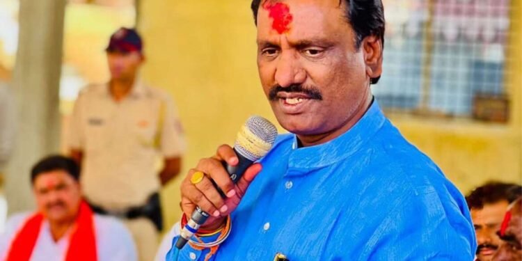 सकल मराठा मोर्चाच्या कार्यकर्त्यांकडून अंबादास दानवेंविरोधात घोषणाबाजी, काळे झेंडेही दाखवले, पोलिसांकडून आंदोलक ताब्यात!