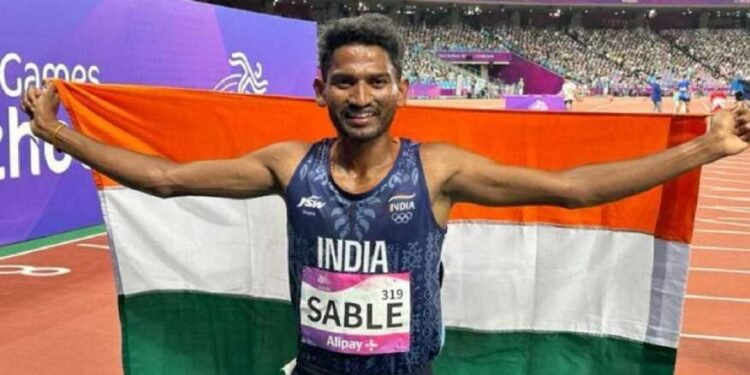 आशियाई क्रीडा स्पर्धेत मिळवलेलं सुवर्ण पदक घेऊन अविनाश साबळे साईबाबांच्या चरणी