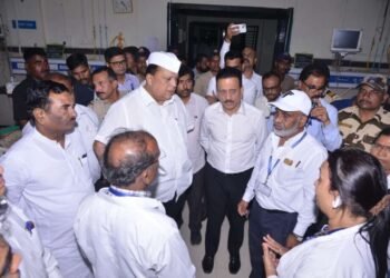 महाजन व मुश्रीफ यांची नांदेड येथील वैद्यकीय महाविद्यालय, रुग्णालयास भेट