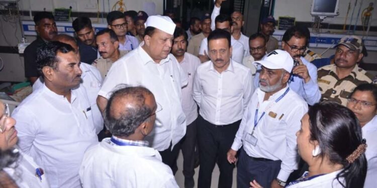 महाजन व मुश्रीफ यांची नांदेड येथील वैद्यकीय महाविद्यालय, रुग्णालयास भेट