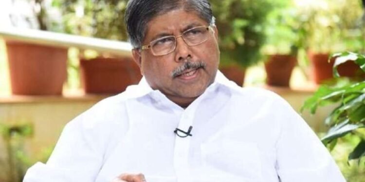 चंद्रकांत पाटील यांनी घेतला मुंबई विद्यापीठाच्या कामकाजाचा आढावा