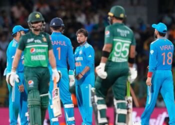 रोहितचा एक निर्णय सिराज, कुलदीप अन् बुमराहचा दणका, १६ रन्समध्ये पाच विकेट, पाकिस्तान बॅकफूटवर