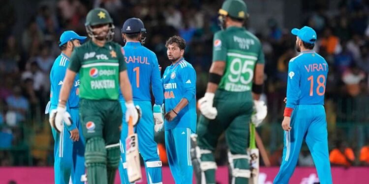 रोहितचा एक निर्णय सिराज, कुलदीप अन् बुमराहचा दणका, १६ रन्समध्ये पाच विकेट, पाकिस्तान बॅकफूटवर