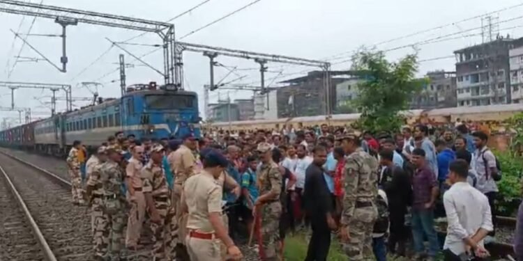 कोरेचे वेळापत्रक कोलमडले, संतप्त प्रवाशांचे दिवा स्थानकात रेल रोको