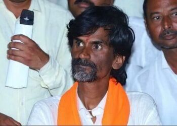 वातावरण दुषित करू नका, दगडफेकीच्या चौकशीवरून जरांगेंचा फडणवीसांना इशारा