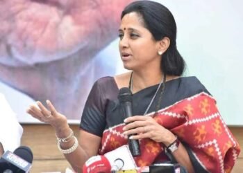 विठ्ठल-वडील म्हणणारेच पवार साहेबांना स्वतःच्या घराबाहेर काढायला निघालेत | सुप्रिया सुळे