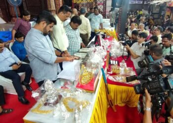 लालबागचा राजा चरणी भक्तांनी अर्पण केलेल्या सोन्या-चांदीच्या दागिन्यांचा, वस्तूंचा लिलाव.. मंडळात लवकरच सुरु होणार