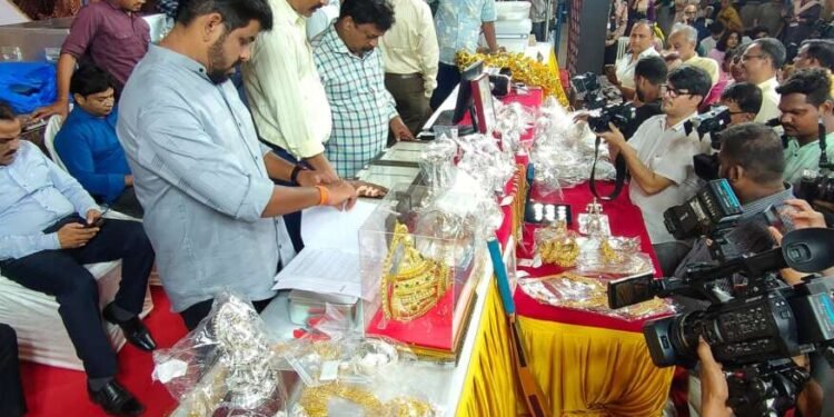 लालबागचा राजा चरणी भक्तांनी अर्पण केलेल्या सोन्या-चांदीच्या दागिन्यांचा, वस्तूंचा लिलाव.. मंडळात लवकरच सुरु होणार