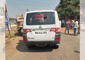 राजकीय नेत्यांनंतर आता पुढचं टार्गेट शासकीय अधिकारी, जालन्यात मराठा आंदोलकांनी तहसीलदारांची गाडी फोडली