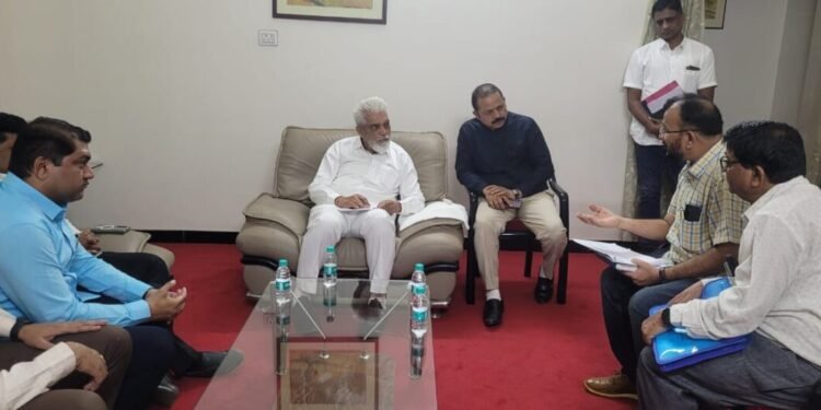 नाशिक शहरातील डेंग्यूचे आठवड्याभरात समूळ उच्चाटन करा – दादाजी भुसे