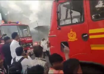 सोलापुरातील रंगभवन चर्च समोरिल फर्नीचर दुकानांना भीषण आग ; अनेक दुकाने जळून खाक,