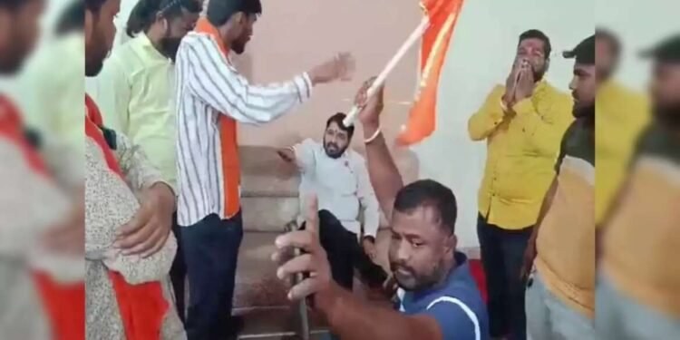 लातूरमध्ये हायव्होल्टेज ड्रामा, मराठा आंदोलकांनी रविकांत तुपकरांना बैठकीबाहेर काढलं, सोफ्यावरुन अक्षरश:उठवलं