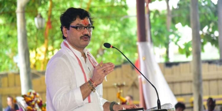 कंत्राटी नोकरी भरतीचं पाप उद्धव ठाकरेंनी केलं, धनंजय मुंडेंचा हल्लाबोल