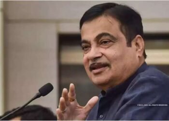 झेक प्रजासत्ताकातील प्राग येथे 27 व्या जागतिक रोड काँग्रेसमध्ये रस्ते सुरक्षेवर लक्ष केंद्रित करत मंत्रीस्तरीय अधिवेशन नितीन गडकरी