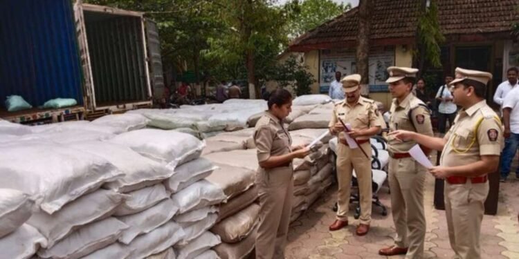 सोलापुरात सुगंधी पान मसाला तंबाखूची बेकायदेशीर वाहतूक गुन्हा दाखल