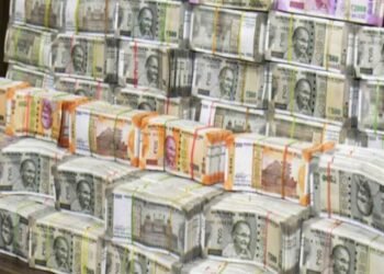 ट्रकमध्ये तब्बल ७५० कोटींची रोकड सापडली, पोलिसांकडून वरिष्ठांना फोनाफोनी अन्…