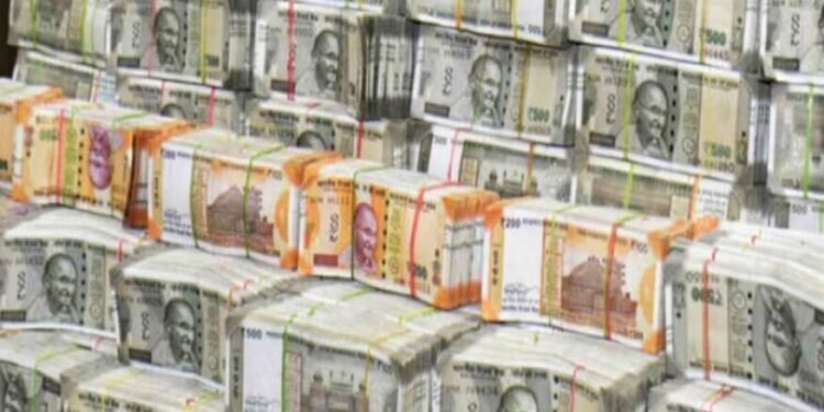 ट्रकमध्ये तब्बल ७५० कोटींची रोकड सापडली, पोलिसांकडून वरिष्ठांना फोनाफोनी अन्…