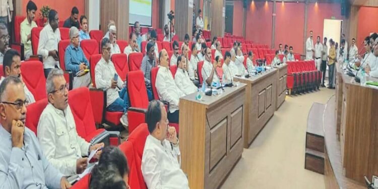 सोलापूर – पाण्यासाठी आजी-माजी आमदार आक्रमक