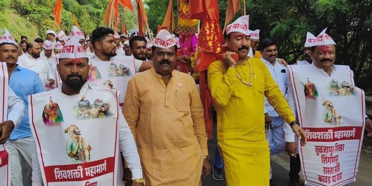 तुळजापूर ते शिंगणापूर महामार्ग व्हावा म्हणून काढली कावडयात्रा
