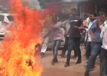 सोलापूर – छत्रपती संभाजी महाराज चौकात सर्वपक्षीय नेत्यांच्या प्रतिकात्मक पुतळ्याचे दहन