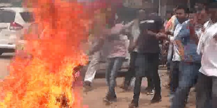 सोलापूर – छत्रपती संभाजी महाराज चौकात सर्वपक्षीय नेत्यांच्या प्रतिकात्मक पुतळ्याचे दहन