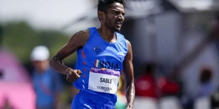 बीडच्या लेकाचा चीनमध्ये डंका, अविनाश साबळेनं सुवर्णपदकावर नाव कोरलं, ऐतिहासिक कामगिरी