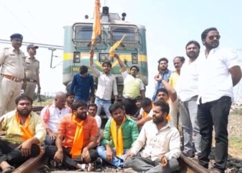 ब्रेकिंग :- मराठा आरक्षणासाठी आंदोलनकर्ते आक्रमक : सोलापूरात केला रेलरोको