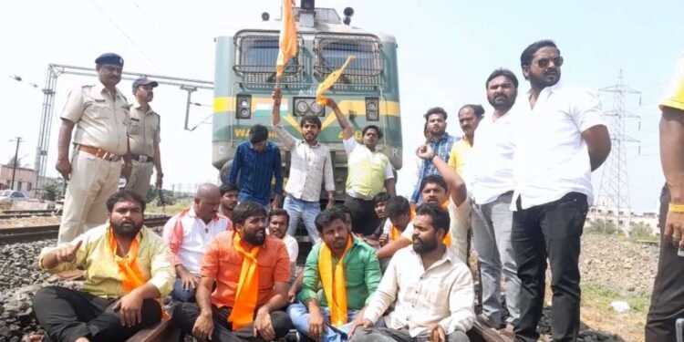 ब्रेकिंग :- मराठा आरक्षणासाठी आंदोलनकर्ते आक्रमक : सोलापूरात केला रेलरोको