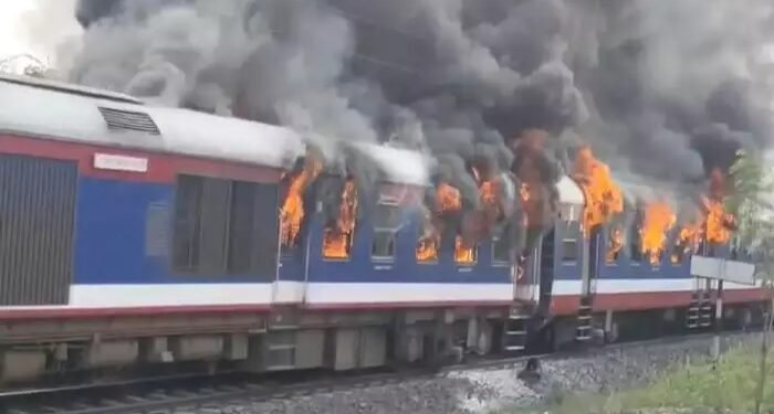 नगर – आष्टी रेल्वेला लागलेल्या भीषण आगीच्या घटनेची सखोल चौकशी करण्याची मागणी