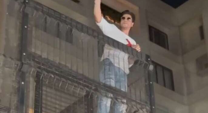 शाहरुखला वाढदिवसाच्या शुभेच्छा देण्यासाठी ‘मन्नत’बाहेर चाहत्यांची गर्दी, ३४ मोबाईलची चोरी