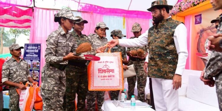 गडचिरोलीतील महिला पोलीस, आदिवासी महिलांसोबत मुख्यमंत्र्यांनी केली भाऊबीज