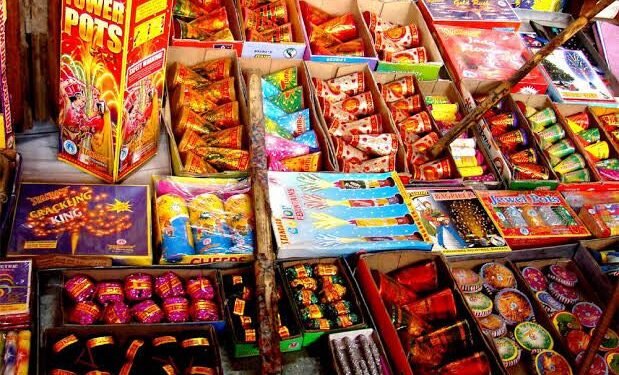 बेरिअम फटाक्यांवर देशभरात बंदी; दिल्लीचा श्वास कोंडणाऱ्या शेजारी राज्यांनाही सर्वोच्च न्यायालयाने खडसावलं