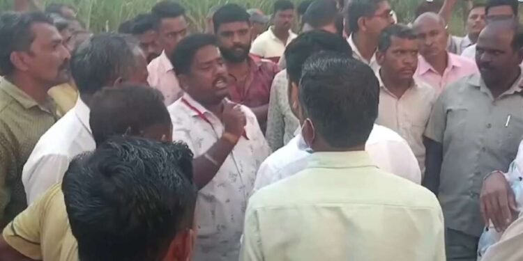 आमच्याच ऊसावर तुम्ही बोनस घेतला, मग आमच्या पदरात काय रे?; शेतकऱ्यांचा उद्रेक,  अधिकारी चिडीचूप