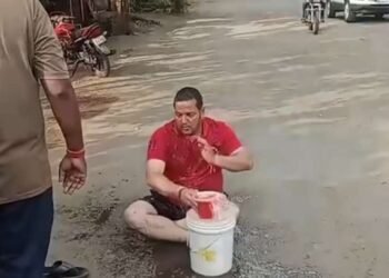 दिवाळीच्या तोंडावर कोल्हापुरात पाणीटंचाई; जल अभियंत्याच्या घरासमोरच सामाजिक कार्यकर्त्याचं अभ्यंगस्नान