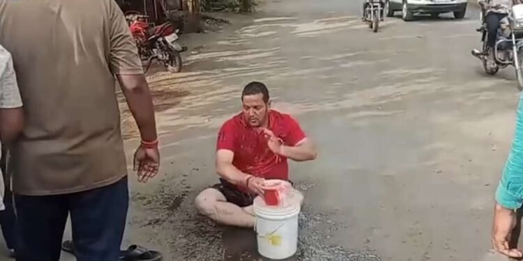 दिवाळीच्या तोंडावर कोल्हापुरात पाणीटंचाई; जल अभियंत्याच्या घरासमोरच सामाजिक कार्यकर्त्याचं अभ्यंगस्नान