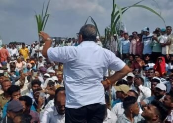 ऊस दर आंदोलनाच्या यशाच्या दुसऱ्याच दिवशी राजू शेट्टींवर गुन्हा दाखल; शिरोली पोलीस ठाण्यात २ हजार ५०० कार्यकर्त्यांवर गुन्हा नोंद