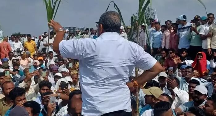 ऊस दर आंदोलनाच्या यशाच्या दुसऱ्याच दिवशी राजू शेट्टींवर गुन्हा दाखल; शिरोली पोलीस ठाण्यात २ हजार ५०० कार्यकर्त्यांवर गुन्हा नोंद